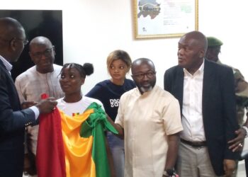 Championat mondial du Handball  à Macedoine : remise du drapeau national aux joueuses guinéennes