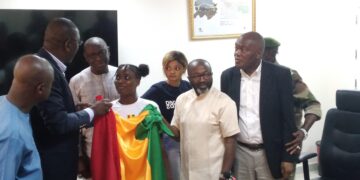 Championat mondial du Handball  à Macedoine : remise du drapeau national aux joueuses guinéennes