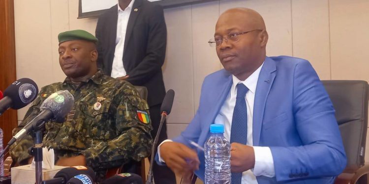 Conférence de presse : Col Amara Camara et Ousmane Gaoual donneur des précisions le retour rapide  à l’ordre constitutionnel…
