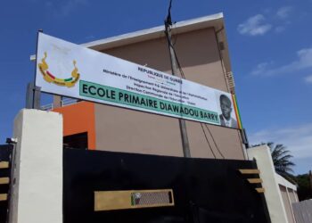 Dixinn Bora:  l&rsquo;école moderne, bâtie à  l&rsquo;enceinte de l&rsquo;ancienne résidence de Dalein  baptisée « Barry  Diawandou »…