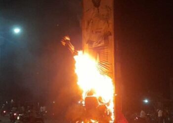 Kankan : les manifestants brûlent l’effigie du colonel Mamadi Doumbouya au rond-point Komarala loisirs