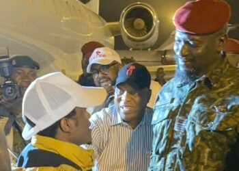 Aéroport AST : la première vague de migrants guinéens venus de Tunisie accueillie par le colonel Doumbouya