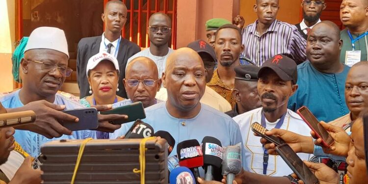 Lancement des épreuves du BEPC: le ministre Morissandan Kouyaté invite les candidats du collège II de Bonfi à éviter les fraudes…