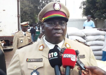 Humanitaire : le généreux Colonel Alsény Camara, parmi les administrateurs territoriaux donataires aux sinistrés de Kaloum…
