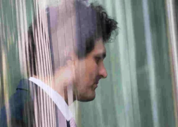 Sam Bankman-Fried, de gendre idéal des cryptomonnaies à la case prison