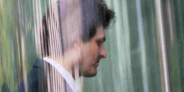 Sam Bankman-Fried, de gendre idéal des cryptomonnaies à la case prison