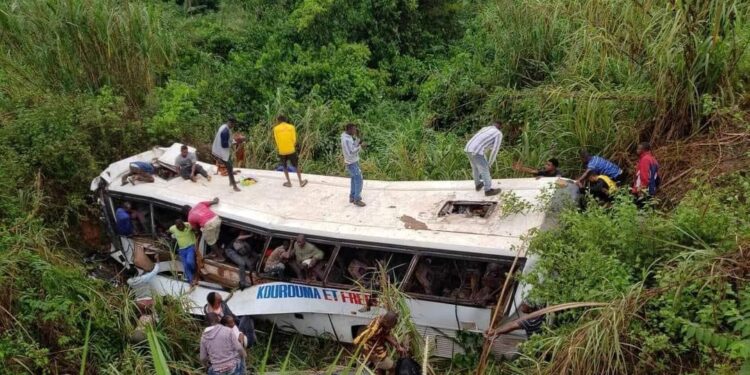 Macenta: un bus finit dans un ravin, plusieurs morts et blessés