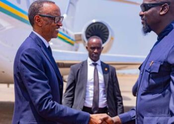 Conakry : le président rwandais, Paul Kagamé accueilli à sa descente d’avion par le Général Mamadi Doumbouya 