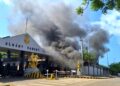 Incendie au camp Almamy Samory: le bâtiment annexe de l’entrée principale touché par les flammes