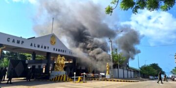 Incendie au camp Almamy Samory: le bâtiment annexe de l’entrée principale touché par les flammes