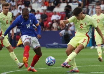 Football : la France s&rsquo;incline dans un match de folie contre l&rsquo;Espagne et se console avec l&rsquo;argent