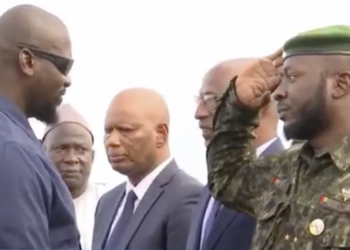 Conakry : le général Mamadi Doumbouya accueilli par une foule en liesse