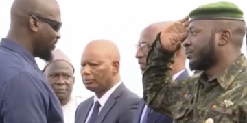 Conakry : le général Mamadi Doumbouya accueilli par une foule en liesse