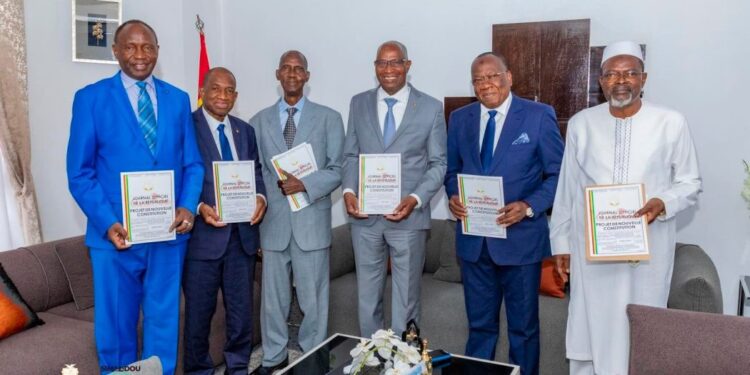 Guinée/Vulgarisation du projet de nouvelle constitution: le premier ministre Amadou Oury Bah rencontre ses prédécesseurs