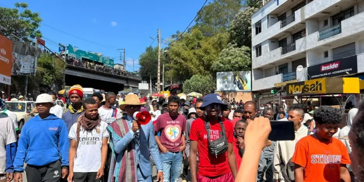 Madagascar : un groupe de militaires rejoint le peuple, le pouvoir vacille