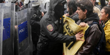 Turquie: un 1er-Mai sous tension, les manifestants réclament du pouvoir d&rsquo;achat et plus de libertés