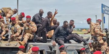 Guinée : Le président Mamadi Doumbouya de retour à Conakry sous haute escorte