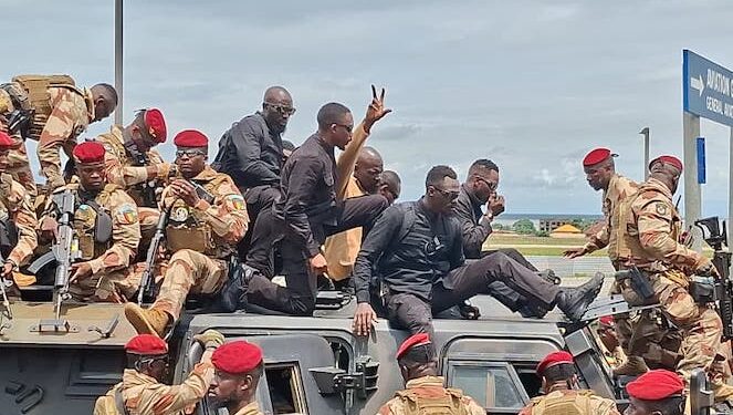 Guinée : Le président Mamadi Doumbouya de retour à Conakry sous haute escorte