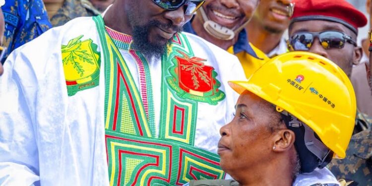 Une maison, de l’argent, une carrière diplomatique : le geste fort du président Doumbouya à l’endroit d’Aïssata Camara