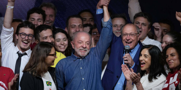 Présidentielle au Brésil : Lula réélu de justesse au second tour face à Flávio Bolsonaro, qui conteste les résultats